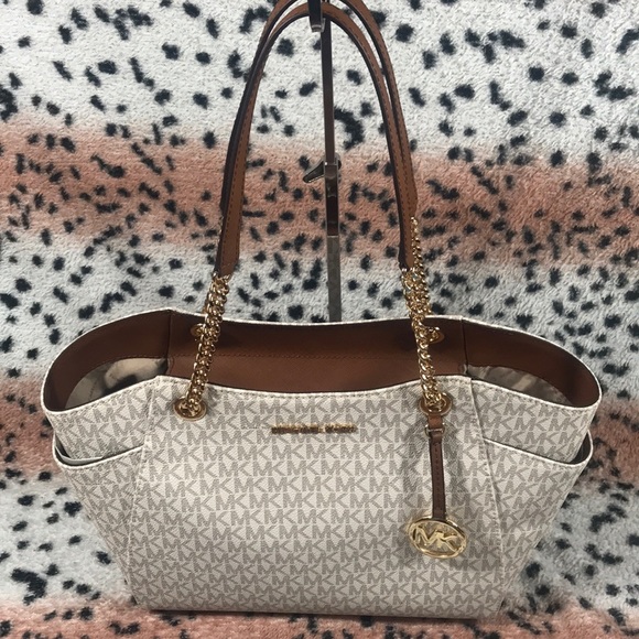 Michael Kors Jet Set Shoulder Tote - Picture 7 of 8